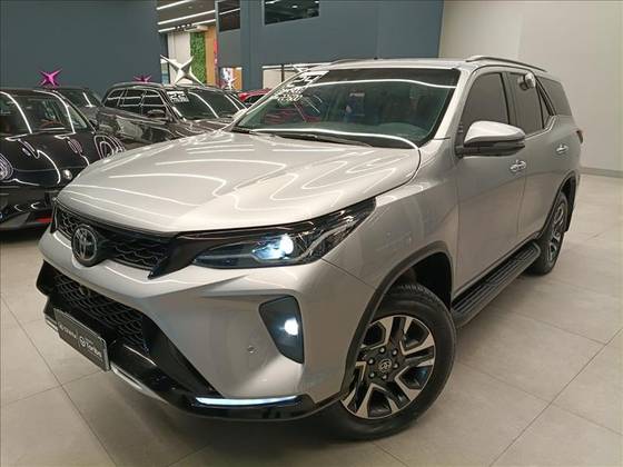 TOYOTA HILUX SW4 2.8 D-4D TURBO DIESEL SRX PLATINUM 7L 4X4 AUTOMÁTICO TOYOTA HILUX SW4 2.8 D-4D TURBO DIESEL SRX PLATINUM 7L 4X4 AUTOMÁTICO